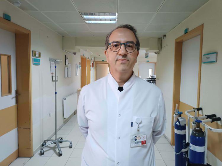 <p><span style="color:#B22222"><strong>“ÖZELLİKLE 75 YAŞ ÜSTÜ BİREYLERİN MUTLAKA AŞI OLMASI GEREKİYOR”</strong></span></p>

<p> </p>

<p>Özellikle 65 yaş üstü vatandaşlara yönelik uyarılarda bulunan Prof. Dr. Şener, <strong><em>"Bu grupta RSV dediğimiz viral enfeksiyon önem taşıyor. RSV, akciğerde yaygın enflamatuar tabloya sebep oluyor. Bunun da aşısı var. Cebinizden ücret ödeyerek yaptırabileceğiniz bir aşı. Özellikle 75 yaş üstü bireylerin mutlaka olması gerekiyor. 65 yaş üstünden başlarsak viral enfeksiyonlar ağır seyrediyor.</em></strong></p>
