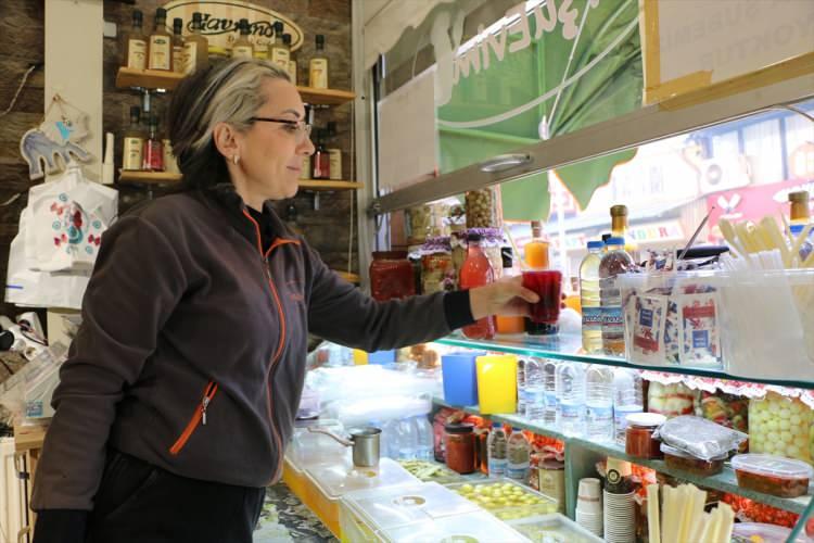 <p>Onlarca çeşit turşunun yanı sıra kahvaltılık sos, salça ve zeytinyağı satışı da yapan Balkandere, başlangıçta evliliklerini anlaşarak sonlandırmak için çaba gösterdiğini kaydetti. </p>
