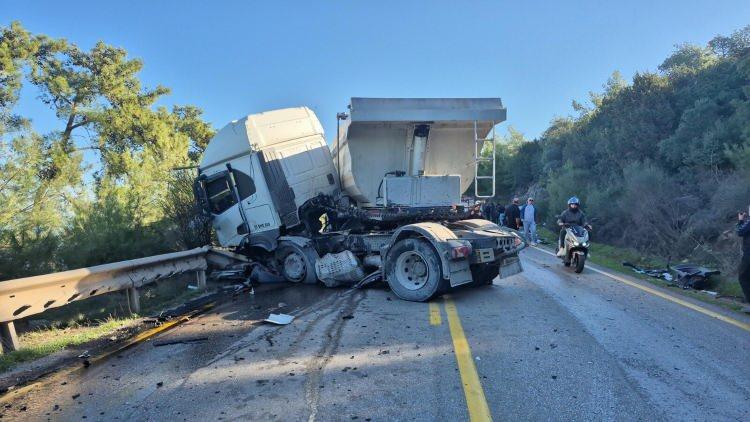 <p><strong><span style="color:rgb(178, 34, 34)">YARALILAR HASTANEYE KALDIRILDI</span></strong></p>

<p>İlk müdahalesi olay yerinde yapılan sürücüler, çevre hastanelere kaldırıldı. </p>
