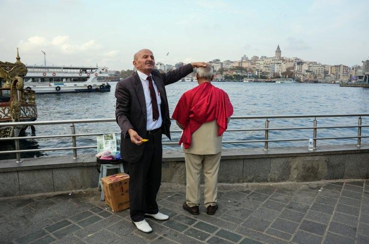 <p><em><strong>Berberler biraz tepki gösteriyor çünkü bir tıraş 400-500 TL altına olmuyor. Ben bedava yaptığım için ufak bir tepki oluyor. Vatandaşlar beni gördüğü zaman çok mutlu oluyor. Herkes çok güzel bir iş yaptığımı söylüyor. Benimle sürekli resim çektiriyorlar"</strong></em> dedi.</p>

<p> </p>
