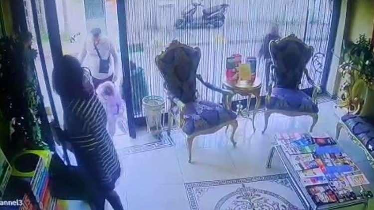 <p><span style="color:rgb(178, 34, 34)">'SİRKÜLASYON FAZLA OLDUĞU ÜRÜNLER TAZEDİR'</span></p>

<p>Kafe sahibi Fahri Mustafa O., "<strong>Sebil Kafe adlı iş yeri bana aittir. Çayları anne ve baba, Fantayı ise çocuklar içti. İşletmemde herhangi bir yiyecek veya tatlı tüketmediler. Bu olayı öğrendikten sonra iş yerimde bulunan meşrubat ürünlerini kendim ve çalışanlarım ile birlikte kontrol ettim. Ayrıca ilçe tarımdan gelip numune dahi almışlar. Çay, kahve ve kapalı ürünler sirkülasyon fazla olduğu için her zaman tazedir</strong>" ifadelerini kullandı.</p>
