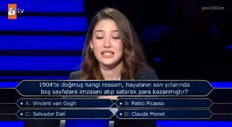 <p><strong>"A- Vincent van Gogh", "B- Pablo Picasso", "C- Salvador Dali" ve "D- Claude Monet" seçenekleri arasında kararsız kalan yarışmacı, bir süre düşündü.</strong></p>
