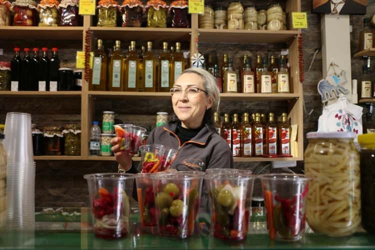 <p><span style="color:#A52A2A"><strong> "ADİLE HANIM MI OLDUNUZ?"</strong></span></p>

<p> </p>

<p>Balkandere, karşılıklı dükkanları gören müşterilerin kendisine <strong>"Yeni bir şube mi açtınız?" </strong>diye sorduğunu dile getirerek, <strong>"Ben gerçeği söyledikten sonra her gün 'O zaman siz Adile Hanım mı oldunuz? Karşı taraf Münir Bey mi oldu?' gibi neredeyse 20-30 defa bu espriyle karşılaşıyoruz. Uzun bir zaman geçti artık doğal karşılıyoruz."</strong> dedi. </p>
