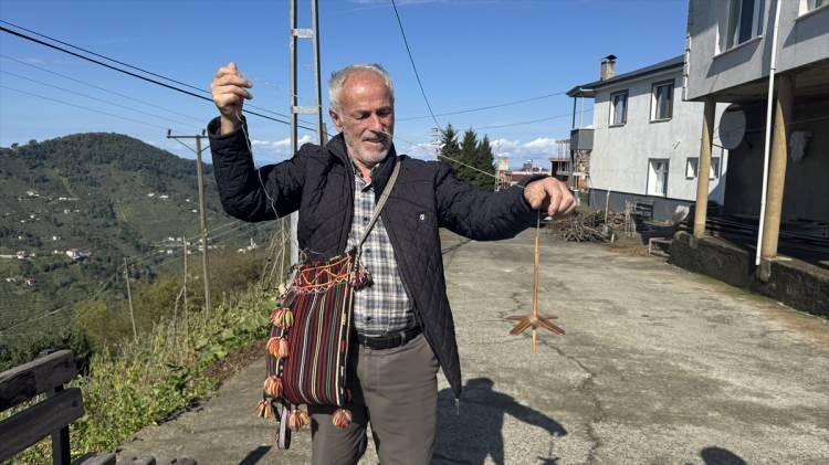 <p><span style="color:#A52A2A"><strong>SEVGİ, VEFA VE EMEĞİN HİKÂYESİ </strong></span></p>

<p> </p>

<p>Eşine gösterdiği ihtimamla çevresinde takdir toplayan 4 çocuk babası Sağlam,<em><strong> <span style="color:#A52A2A">yaşamın zorluklarına rağmen sevginin, vefanın ve emeğin en güzel örneklerinden birini sergiliyor.</span></strong></em></p>
