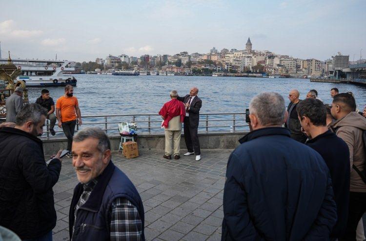 <p>Çelikten vatandaşları ücretsiz bir şekilde sokak ortasında tıraş ediyor. Bu kez Eminönü'nde tezgah açan Çelikten, vatandaşları tıraş ederken sözleriyle çevresindekileri güldürüyor.</p>

<p> </p>
