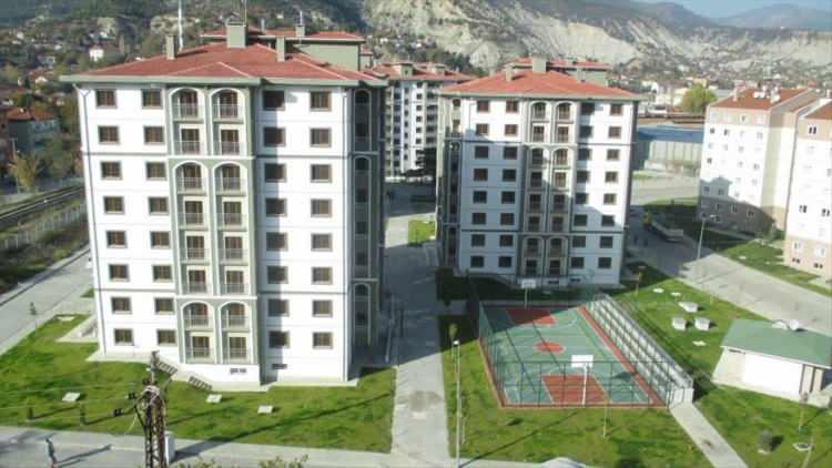 <p>ANKARA: 30 bin 823 konut,<br />
<br />
Etimesgut, Gölbaşı, Mamak, Pursaklar, Sincan, Akyurt, Ayaş, Bala, Beypazarı, Çamlıdere, Kızılcahamam, Çubuk, Elmadağ, Evren, Güdül, Haymana, Kalecik, Kahramankazan, Nallıhan, Polatlı ve Şereflikoçhisar olmak üzere 21 ilçede yapılacak.</p>
