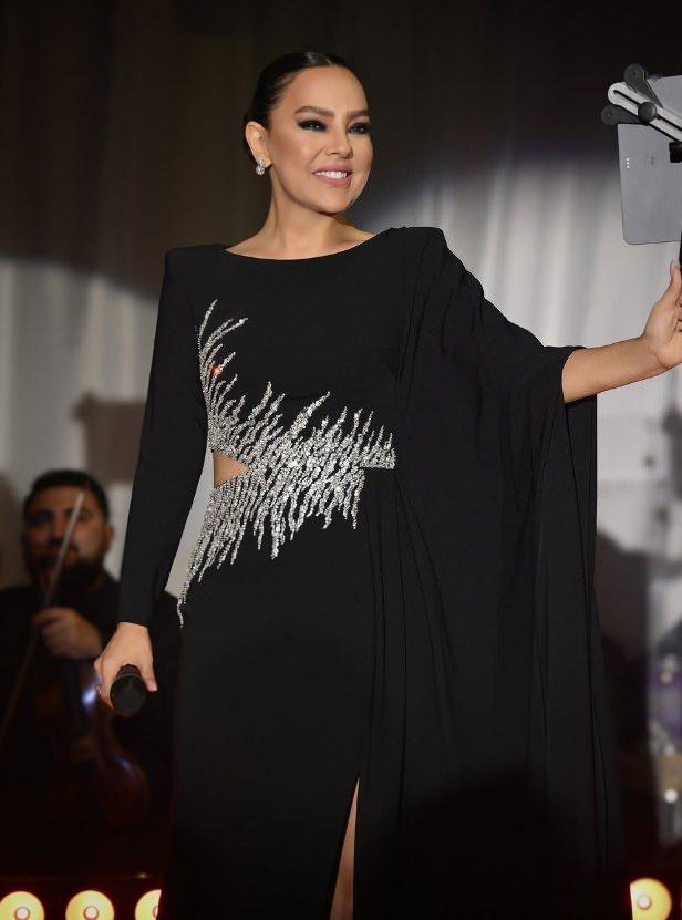 <p><strong>Güçlü sesi ve özel hayatıyla sık sık adından söz ettiren ünlü şarkıcı Ebru Gündeş, sosyal medya hesabından yaptığı paylaşımlarla hayranlarının yakın takibinde.</strong></p>
