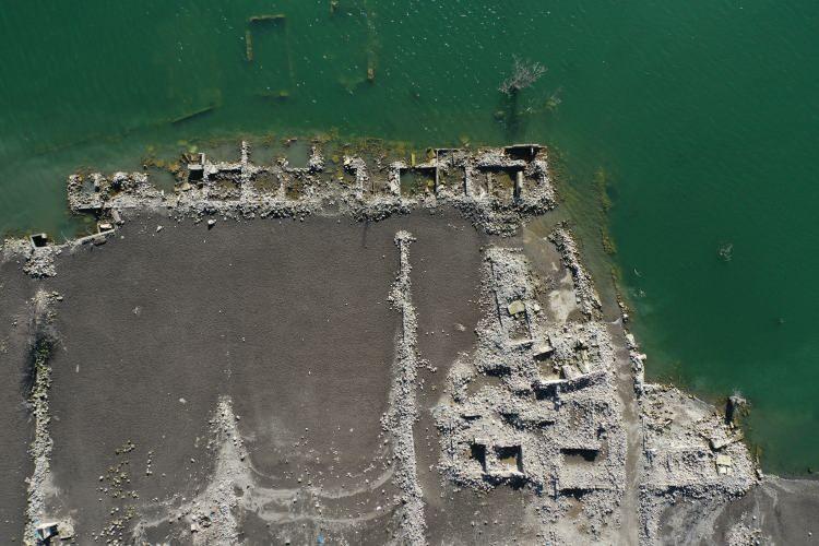 <p><span style="color:rgb(67, 67, 67)">Baraj kapaklarının kısmen açılmasıyla su seviyesi düşünce köydeki evler, cami, kilise ve bazı tarihi binalar gün yüzüne çıktı.</span></p>
