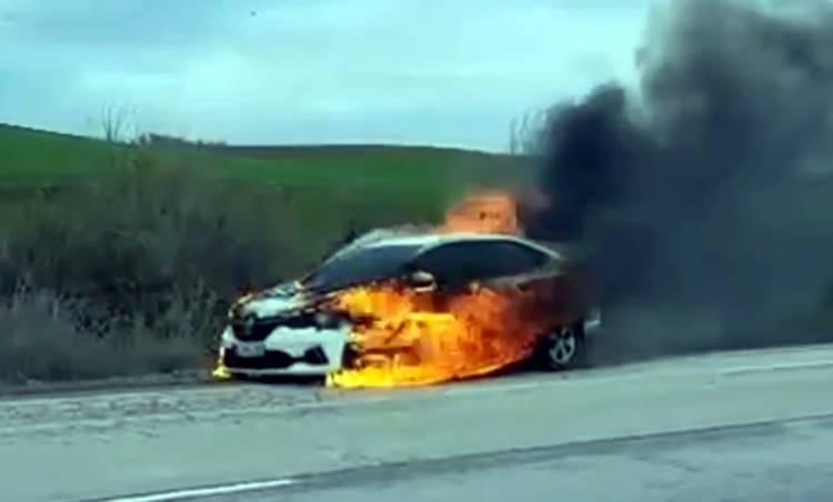 <p>Mehmet Gündoğan'ın kullandığı 22 ACJ 836 plakalı otomobil, motor kısmından alev aldı. </p>
