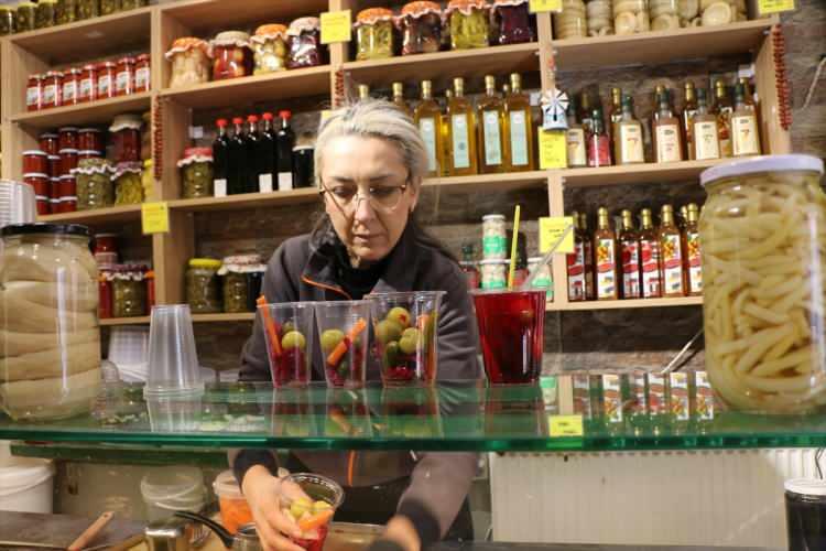 <p>Şenay Balkandere (50), AA muhabirine, uzun yıllar özel sektörde çalıştıktan sonra 9 yıl önce eşiyle turşu dükkanı açtığını söyledi. </p>
