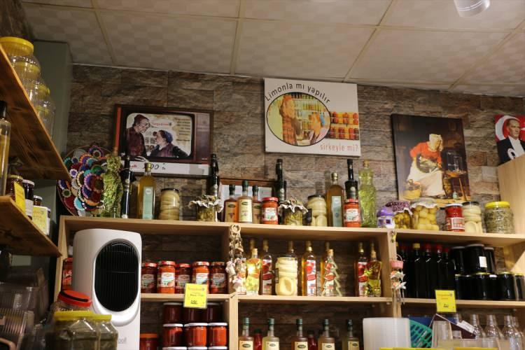 <p><span style="color:#A52A2A"><strong>NEŞELİ GÜNLER FİLMİNİ AKILLARA GETİRİYOR </strong></span></p>

<p> </p>

<p>Çocukları bulunmayan Balkandere çiftinin yaşadıkları bu durum, senaryosunu Sadık Şendil'in yazdığı, başrollerini Türk sinemasının iki önemli ismi Adile Naşit ve Münir Özkul'un oynadığı 1978 yapımı <em><strong>"Neşeli Günler"</strong></em> filmini anımsatıyor.</p>
