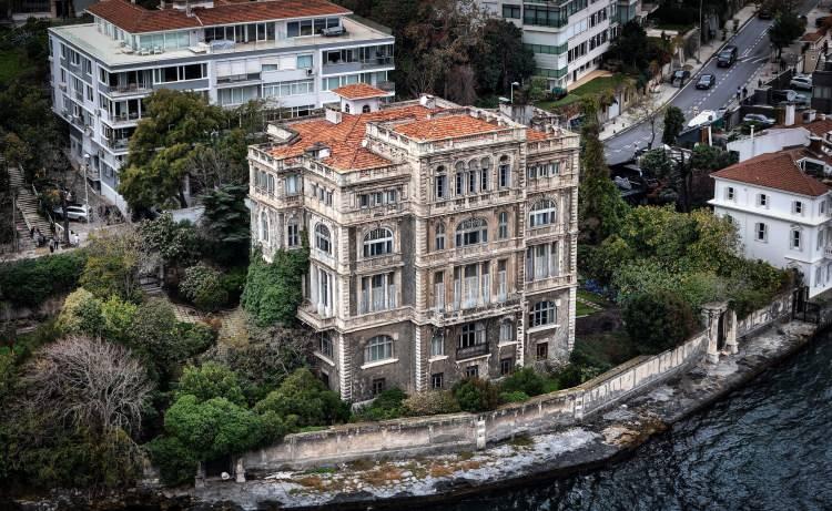 <p>Sarıyer Rumelihisarı’nda, Fatih Sultan Mehmet Köprüsü’nün ayağına yakın bir konumda yer alan 130 yıllık taş bina, Tophane Müşiri Zeki Paşa Yalısı, mimarisiyle dikkat çekiyor.</p>
