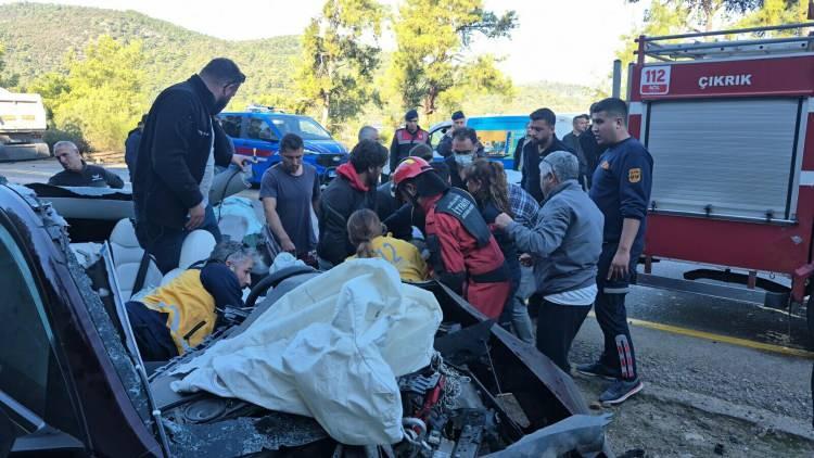 <p>Muğla’da tır ile çarpışan otomobil hurdaya döndü. Meydana gelen trafik kazasında 2 kişi yaralandı.</p>

<p> </p>
