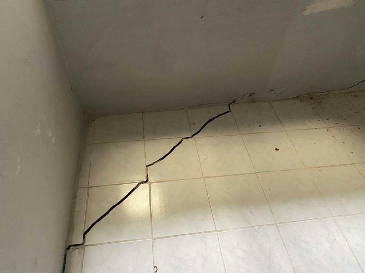 <p><span style="color:#A52A2A"><strong>"TÜM MAHALLE SOKAĞA DÖKÜLDÜ"</strong></span></p>

<p> </p>

<p>Oturduğu binanın bitişiğindeki binadan ayrıldığını belirten Çiğdem Bulut da <strong>"Sabaha kadar uyuyamıyoruz. Dün gece yine tüm mahalle sokağa döküldü. Lütfen sesimizi duyun. Bu kadar insan mağdur oldu. Bina ayrıldı, kolonlar çatladı." </strong>diye konuştu.</p>
