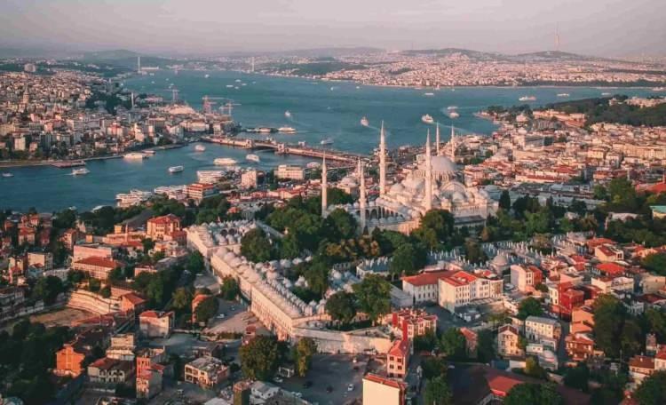 <p>İstanbul'da 23 Nisan'da yaşanan 6,2 büyüklüğündeki deprem sonrası artan endişe ve yeni konutların yüksek prim potansiyeli, vatandaşları sıfır konutlara yöneltiyor. </p>
