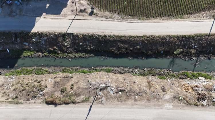 <p>Adana’nın Yüreğir ilçesine bağlı Koza Mahallesi'nden geçen atık su deresi, üzeri kapatılmadığı için çevre felaketine neden oluyor. </p>
