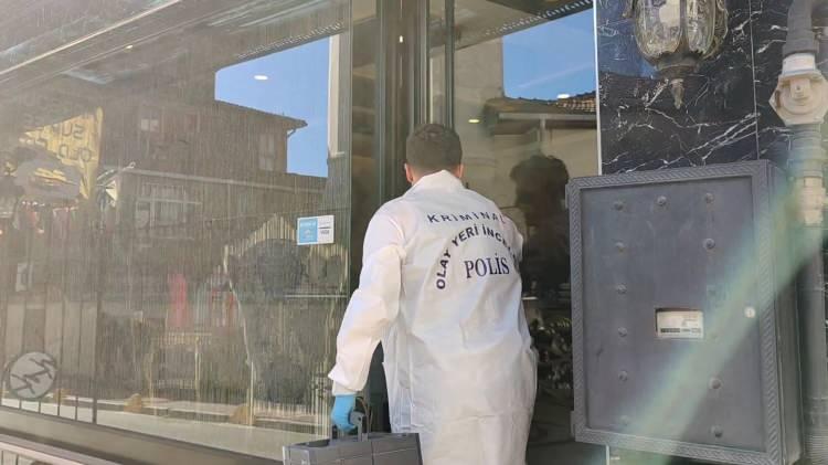 <p>'AĞUSTOS'TA YAPTIĞIM İLAÇLAMA DA HERHANGİ BİR RAHATSIZLIK HİSSETMEDİM'</p>

<p>Oteli ilaçlayan ilaçlama şirketi çalışanı D.C. ifadesinde, "Ben ilaçlama şirketinde günlük ihtiyaç dahilinde 2 -3 aydır çalışmaktayım. İş yerine başladığım zamanlar şirket yetkilileri tarafından ilaçlama eğitimi aldım. Tam tarihini hatırlayamadığım Ağustos ayı içerisinde otelin ilaçlamasını ben yaptım. Yaptığım ilaçlamada 'Alfasc' ve 'Cypermetrin' isimli ilaçları birer kapak olmak üzere suyla karıştırarak ilaç haline getirdikten sonra püskürtme yoluyla uygulamayı yaptım. Bu ilaçlamayı yaparken sadece toz maskesi kullanırım. Ağustos ayında yapmış olduğum ilaçlamada kendimde herhangi bir rahatsızlık hissetmedim" şeklinde konuştu.</p>
