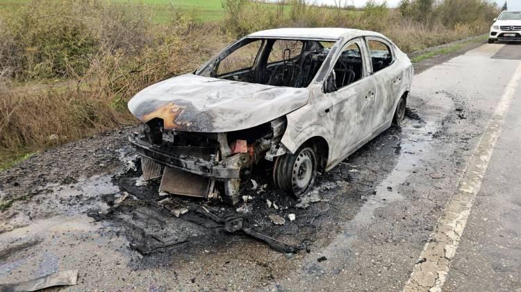 <p><strong>Yoldan geçen bir araç, yangın söndürme tüpüyle müdahale etmeye çalıştı ama o da fayda etmedi. Sonuçta araç kullanılamaz hale geldi" </strong></p>
