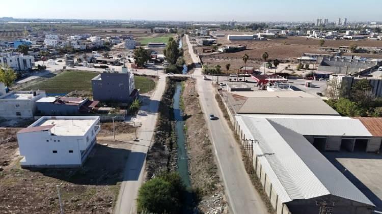 <p>Adana'da vatandaşların birçok kez başvuru yapmasına karşın, CHP’li büyükşehir belediyesince kapatılmayan atık su deresi, koku ve sinekten ötürü mahalleliyi perişan ediyor.</p>

<p>​</p>
