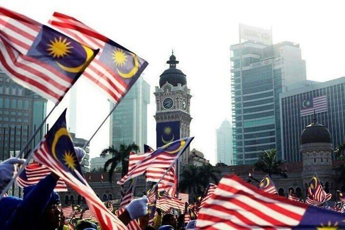 <p><strong><span style="color:#B22222">15)  MALEZYA</span>  |  Nüfus tahmini: 39,4 milyon</strong></p>

<p> </p>

<p>Malezya listemizde 15. sırada yer almaktadır. Ülkenin 2100 yılına kadar küresel ekonomide %1,29'luk bir paya sahip olacağı öngörülmektedir. Ülkenin <span style="color:#B22222"><strong>GSYH'sinin 2100 yılına kadar 5,71 trilyon dolara</strong> </span>ulaşması bekleniyor. BM'ye göre, ülkedeki nüfusun 2100 yılına kadar 39.474.000'e ulaşacağı tahmin edilmektedir.</p>
