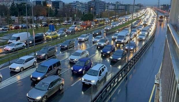 <p>Resmi Gazete'de 22 Eylül 2025'te yayımlanan 10436 Sayılı Cumhurbaşkanı Kararı ile otomotiv ithalatında ek mali yükümlülük öngören yeni vergisel düzenlemeler hayata geçirilmişti. </p>
