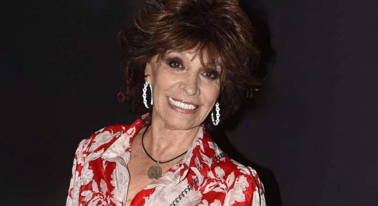 <p><strong>Birçok kişi ünlü şarkıcının kızı Raquel'i hedef alarak "annesini huzurevinde yalnız bırakmakla" suçladı.</strong></p>
