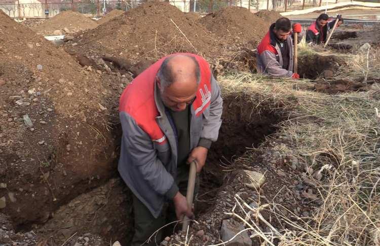 <p>Mezarı ancak kompresör yardımı ile kazdırabiliyoruz. Bu sıkıntıların yaşanmaması için sonbaharda belli bir hazırlık yaparak, ekiplerimize mezar kazdırıyoruz."</p>
