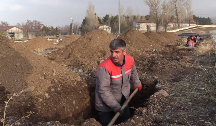 <p><span style="color:#A52A2A"><strong>"TOPRAK DONUYOR"</strong></span></p>

<p> </p>

<p>Asri Mezarlık'ta belediye tarafından tahsis edilen ve yürüme yolları yapılan alanda mezarları kazma ve küreklerle düzenleyen işçilerden Köksal Çalışkan<strong> "Kışın şartlar ağır olduğu için toprak donuyor. <em><span style="color:#A52A2A">Kış aylarında iş makineleri bile toprağı kazmakta zorlanıyor. Onun için biz de kış öncesi mezarları hazırlıyoruz.</span></em> Her yıl 500-600 mezarı kazarak hazır hale getiriyoruz. Bu kış sezonu için 500 mezar kazımını tamamladık." </strong>dedi. </p>
