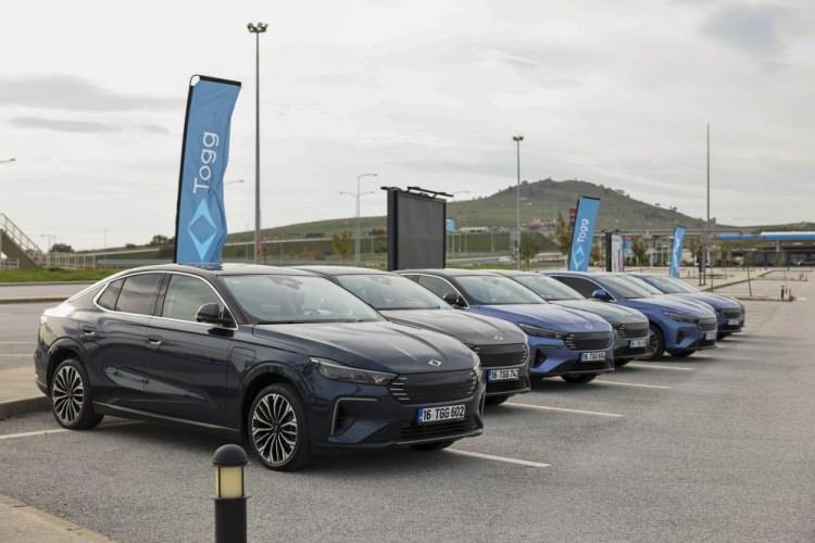 <p>20 adet Togg T10F, çevre yolu üzerinden Osmangazi Köprüsü'nü geçerek Bursa, Balıkesir ve Manisa güzergâhını izledi.</p>
