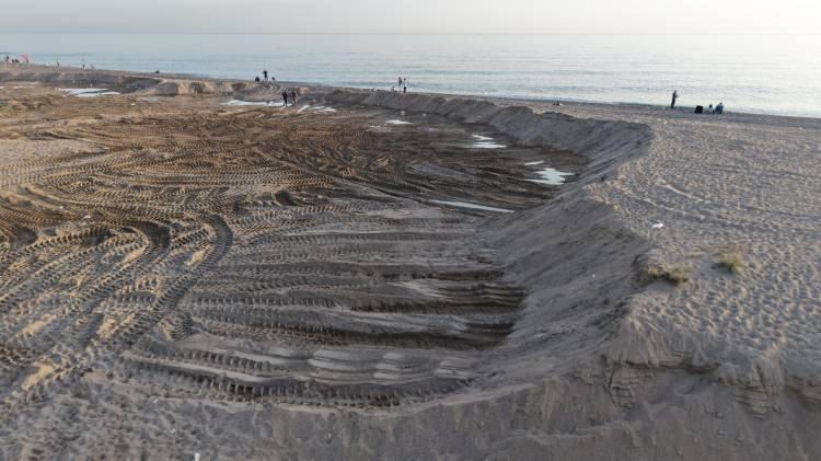 <p><span style="color:rgb(51, 51, 51)">Bölgede kum yüklediği belirlenen iş makinelerine ve kamyonlara el konuldu. Jandarma ekiplerini fark ederek 'dur' ihtarına uymayıp kaçmaya çalışan kum yüklü kamyonlar kovalamacanın ardından yakalandı</span></p>
