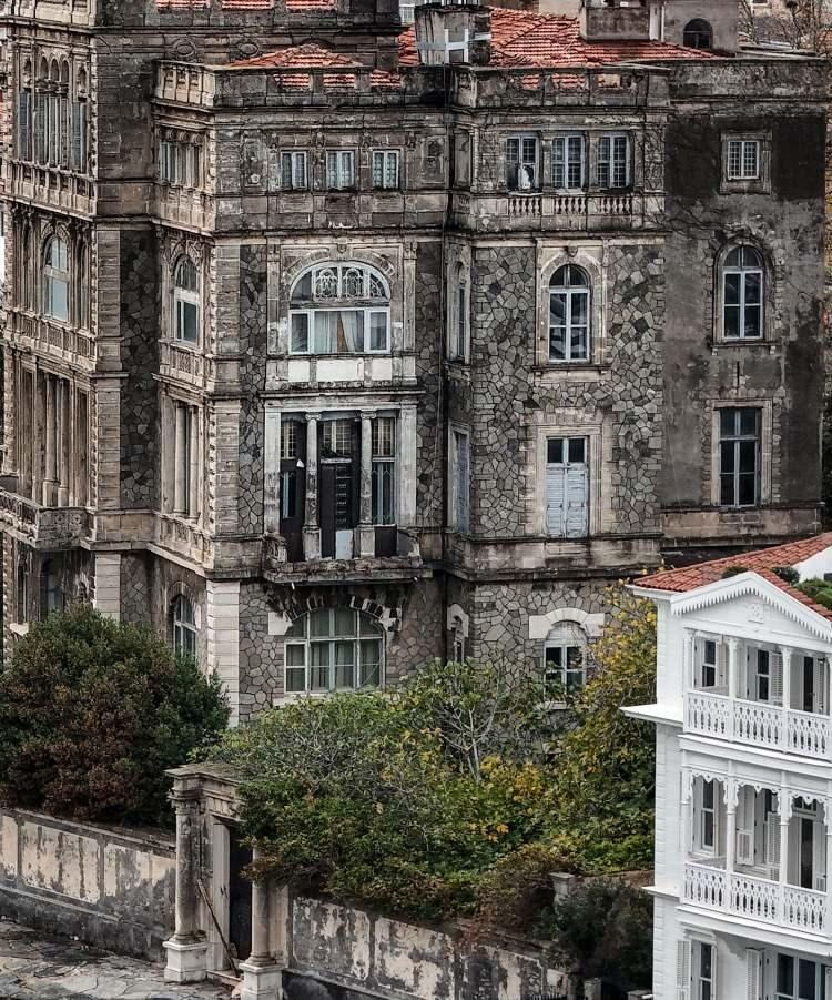 <p>İstanbul Boğazı’nın en güzel konumunda yer alan, geniş bahçesi ile dikkat çeken tarihi bina, sahibi olan aile tarafından satışa çıkarıldı.</p>
