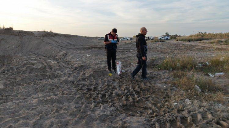 <p><span style="color:rgb(51, 51, 51)">İhbarlar ve talan edilen sahillerin ardından kum hırsızlarına karşı mücadele başlatan Manavgat Merkez Jandarma Karakolu ekipleri; havadan dron, karadan resmi ve sivil devriyelerle kum hırsızlarının peşine düştü.</span></p>
