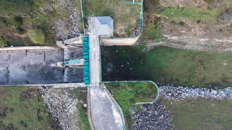 <p><strong><span style="color:rgb(178, 34, 34)">İKİ BARAJ NEREDEYSE KURUDU</span></strong></p>

<p>İSKİ verilerine göre İstanbul'un kuzey ilçelerinde bulunan Kazandere ve Papuçdere barajları adeta kurudu. Kazandere Baraj gölü havzasında doluluk oranı yüzde 1,97 olarak ölçülürken Papuçdere Barajı'nda doluluk oranı yüzde 3,89 olarak kayıtlara geçti. İstanbul'un en dolu barajı ise yüzde 50,68 doluluk oranıyla Elmalı Barajı oldu.</p>

<p> </p>
