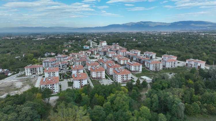 <p>DENİZLİ: 6 bin 370 konut<br />
<br />
Merkez, Acıpayam, Bekilli, Beyağaç, Bozkurt, Buldan, Çal, Çivril, Güney, Sarayköy, Tavas, Baklan, Çameli ve Kale ilçelerinde yapılacak.</p>
