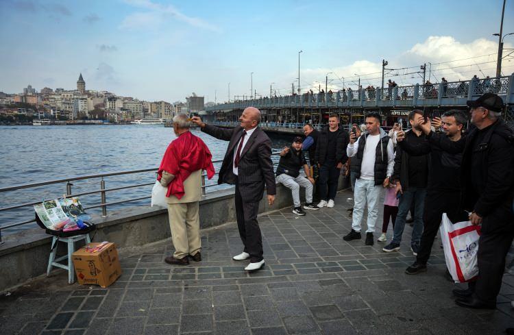 <p><em><strong>Ben bu işi yaparken Şener Şen'den de etkilendim. Onun oynadığı bir filimde görmüştüm. Ben ticaret amacıyla değil. İnsanların yüzünü güldürmek amacıyla böyle bir tıraş yapıyorum. </strong></em></p>
