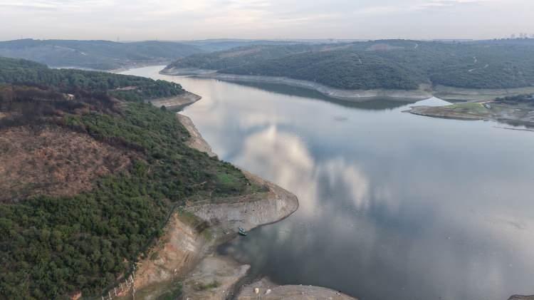 <p>Su seviyesinin düşmesiyle ortaya çıkan adacıklar ise Martıların yeni uğrak noktası haline geldi. </p>
