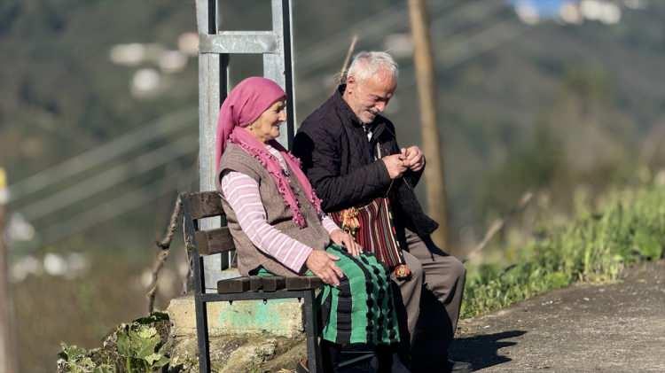 <p>Boynundan ipi, elinden de şişlerini düşürmeyen Sağlam, diğer yandan da sağlık sorunlarıyla mücadele eden eşi Hanife Sağlam'a ev işlerinde destek oluyor. </p>

<p> </p>

<p>Ev düzeninden yemeğe kadar her işi üstlenen Sağlam, 55 yıllık hayat arkadaşını bir an olsun yalnız bırakmıyor.  </p>

