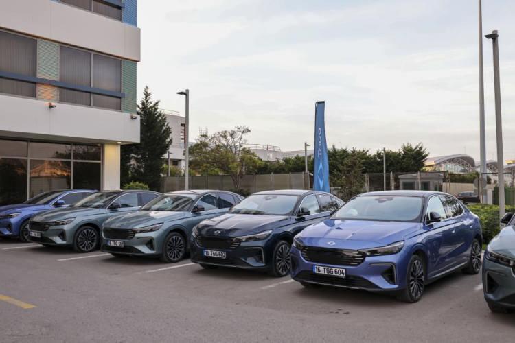 <p><span style="color:#B22222"><strong>TOGG T10F'İN FİYATI</strong></span></p>

<p> </p>

<p>Resmi liste fiyatına göre V1 RWD “Standart Menzil” versiyonunun teslim fiyatı yaklaşık 1 milyon 878 bin TL ’den başlıyor.</p>

<p> </p>

<p>V1 RWD Uzun Menzil 2 milyon 188 bin TL</p>

<p><br />
V2 RWD Uzun Menzil 2 milyon 363 bin TL</p>

<p><br />
V2 4More 3 milyon 133 bin 641 TL</p>
