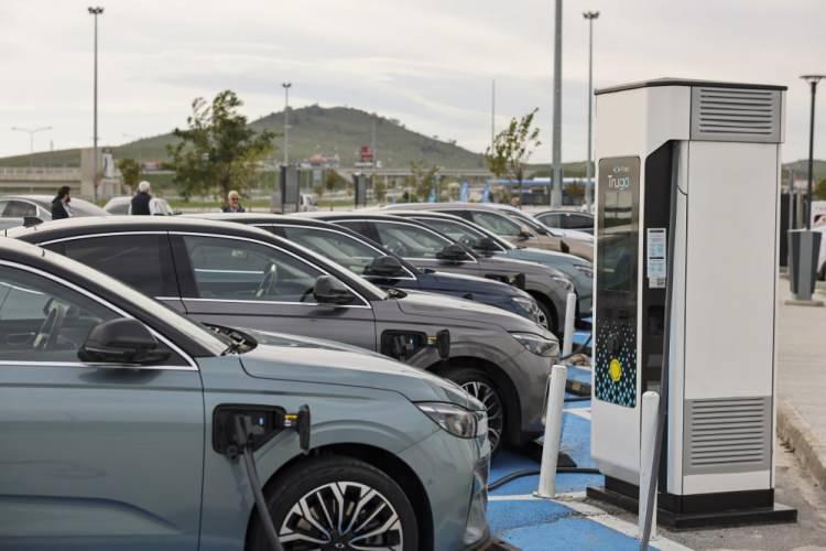 <p>Araçlar, ortalama 115 km hızla ilerleyerek tek şarjla İzmir'e ulaştı. </p>
