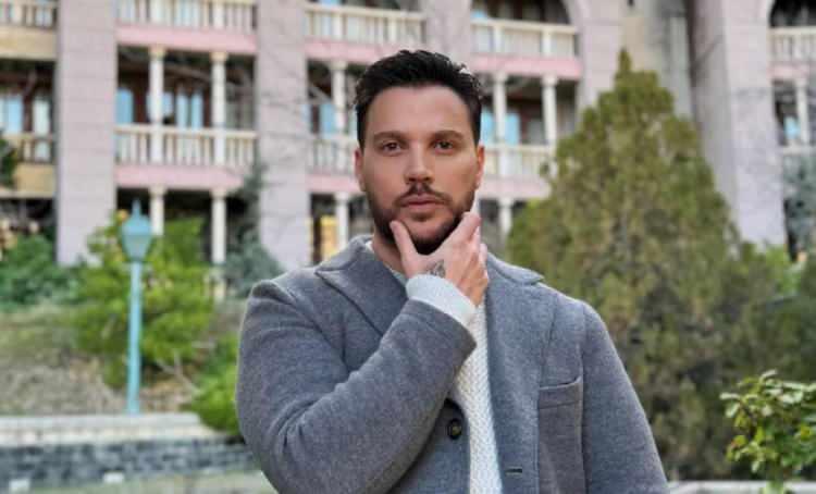 <p><strong>Son dönemlerde sosyal medyada sık sık önümüze çıkan 'Prenses erkek' tartışmasında ünlü isimler de dahil oldu. Sosyal medyada genellikle 'trip atan' erkekleri tanımlamak için kullanılan bu benzetmeye sessiz kalmayan ünlü şarkıcı Sinan Akçıl, dikkat çeken bir yorumda bulundu.</strong></p>
