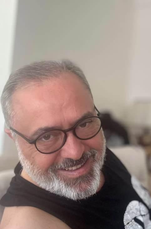 <p><span style="color:#FF0000"><strong>"BU HALDE NORMAL DOLAŞMASI BİLE MUCİZEYMİŞ"</strong></span></p>

<p><strong>Son 48 saatte yaşanan zorlu süreci aktaran Elif Hanım, sözlerini şöyle sürdürdü:</strong></p>

<p><strong>"Eşim Deniz'in önceki kalp krizinden sonra ara ara devam eden göğüs ağrıları ve halsizlik şikâyeti üzerine hastaneye gittik. Kalbindeki en büyük ve en hayati damarının yüzde 90 tıkalı olduğu ortaya çıktı.</strong></p>
