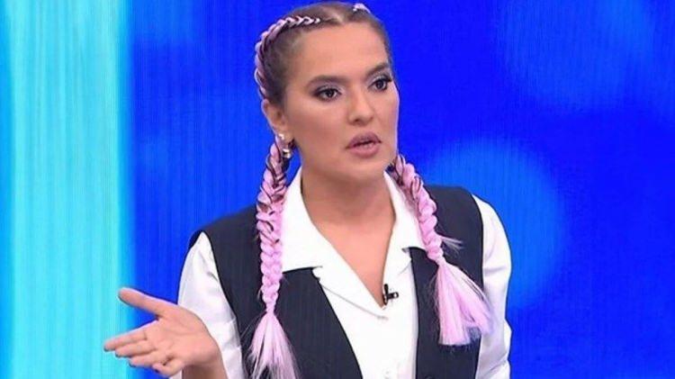 <p>Geçtiğimiz yıl kiracısıyla yaşadığı tartışmayla gündeme gelen ünlü şarkıcı <strong>Demet Akalın</strong>, yine aynı konuyla magazin manşetlerine taşındı.</p>
