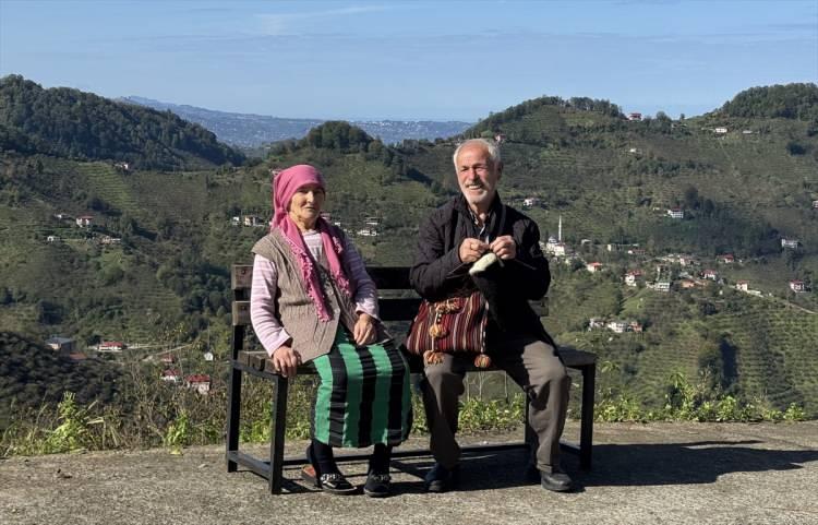 <p><span style="color:#A52A2A"><strong>EŞİNİN HASTANEYE GÖTÜRÜYOR </strong></span></p>

<p> </p>

<p>Sağlam, akciğer hastası eşinin nefes almakta zorlandığını belirterek, <strong>"Eşimi ayda bir veya iki defa hastaneye götürüyorum. Her gitmemizde doktor enfeksiyonu yükseldiği için 10 gün yatırıyor. Ondan sonra kontrole gidiyoruz. Sürekli hastaneye gidip geliyoruz."</strong> diye konuştu. </p>
