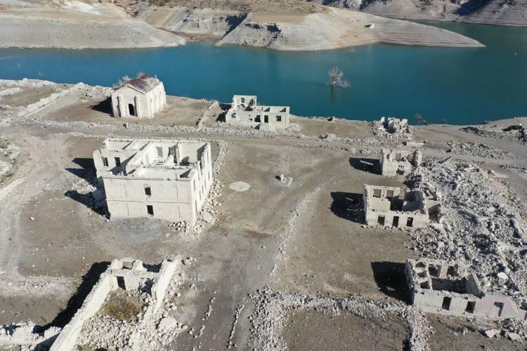 <p><span style="color:rgb(67, 67, 67)"> </span>Kars<span style="color:rgb(67, 67, 67)">'ın Sarıkamış ilçesindeki Karakurt HES Barajı'nda su seviyesinin düşmesiyle daha önce sular altında kalan köy evleri ve tarihi binalar tekrar gün yüzüne çıktı.</span></p>
