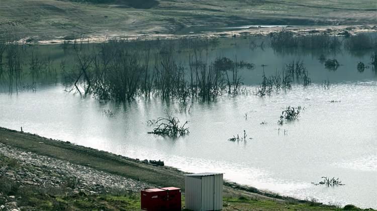<p>Yağışların olmaması durumunda şehirde zaman zaman planlı kesintilerin yapılacağını belirten Şişmanlar, "Ancak eğer yağışlar olmazsa, bu koşullar devam ederse ve yüzey suyu alamazsak şehirde su kesintileri, planlı su kesintileri uygulamak zorunda kalacağız. Bu kaçınılmaz bir yol gözüküyor. Bunun kısa vadeli olması için diğer su kaynaklarımızı artırmak ve iletim hatlarını yenilemek anlamında proje çalışmalarımız çok hızlı bir şekilde tamamlanıyor. Hizmet alım yöntemiyle ihale ederek bu hatların kapasitelerini büyüterek şehrimize su vermek için elimizden geleni 7/24 yapmaya çalışıyoruz" dedi.</p>
