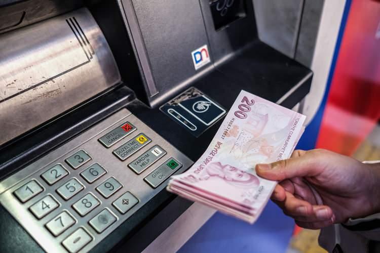 <p><strong>KARAHAN: AMACIMIZ EN DÜŞÜK GELİR GURUBUNUN REFAHINI ARTIRMAK</strong></p>

<p>Enflasyon Raporu sunumunun ardından gazetecilerin sorularını cevaplayan Fatih Karahan, asgari ücret konusundaki bir soruya şu yanıtı verdi:</p>

<p>"Her şeyden önce ücret konusunda belirleyici ve tavsiye veren konumda değiliz. Burada ilgili bir kurul var, o kurul çalışmaları yürütecek, kendi çalışmaları sonucunda da bunu açıklayacaktır. Bizim için önemli olan yüksek enflasyonun ücretleri reel olarak eritmesi ve bu nedenle enflasyonla mücadele aslında en çok düşük gelir gruplarının refah seviyesini artırması. Yaptığımız işi esas bu nedenle önemsiyoruz."</p>
