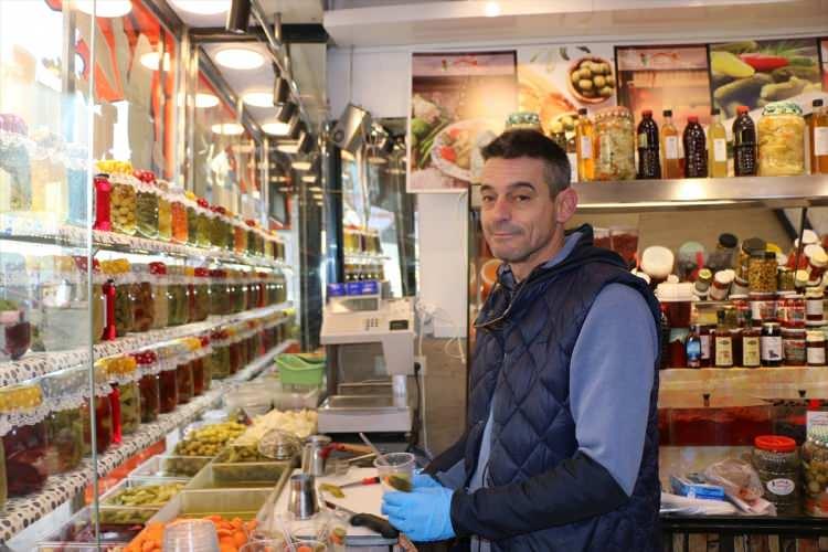 <p>Çağlar Balkandere (50) ise eşiyle turşu dükkanı açmadan önce turşu ürünleri üzerine toptancılık yaptığını anlattı.  </p>
