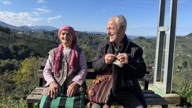 <p>Bölgedeki birçok yaylada yaklaşık 15 yıl koyun ve keçi baktığını belirten Sağlam, <strong>"Çocuklar büyüdü. Yaylacılık yapmamızı istemediler, biz de bıraktık. Şimdi arılarım var. Yaklaşık 10 senedir arıcılık yapıyorum. Arılarımla yaylamı yapıp geliyorum." </strong>dedi.</p>
