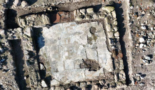 <p>Kültür ve Turizm Bakanlığı ile Sapanca Belediyesi tarafından <strong>'Kazı alanına girmek tehlikeli ve yasaktır' </strong>ve '2863 sayılı yasanın 65'inci maddesi gereğince bu alanda kazı yapıp zarar verenler 2 yıldan 5 yıla kadar hapis cezasıyla cezalandırılır' tabelaları asıldı. </p>
