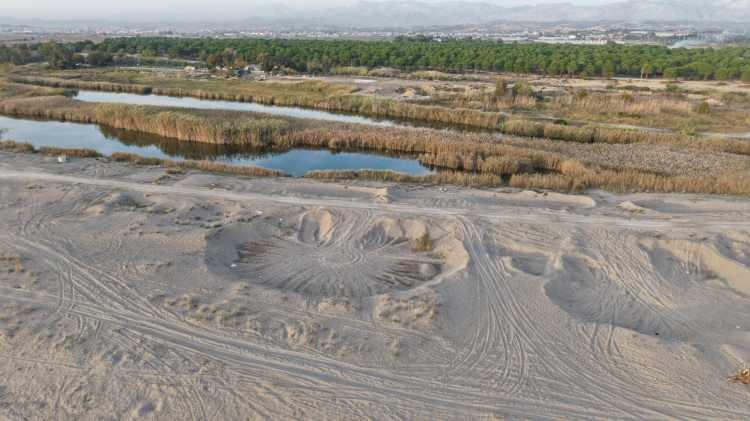 <p><span style="color:rgb(51, 51, 51)">Manavgat ilçe Merkez Jandarma Karakolu ekipleri, kum hırsızlığının yoğun olarak yapıldığı belirlenen Ulualan mevkii Boğaz sahilinde havadan dron ile denetimlerini sürdürürken, sahilden de sivil ve resmi ekipler devriye görevi yapıyor.</span></p>
